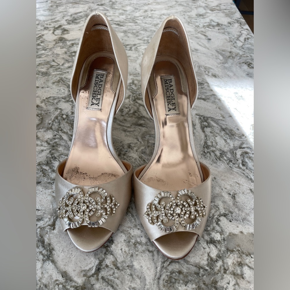 Badgely Mischka salsa vanilla satin sandals. Size 7
